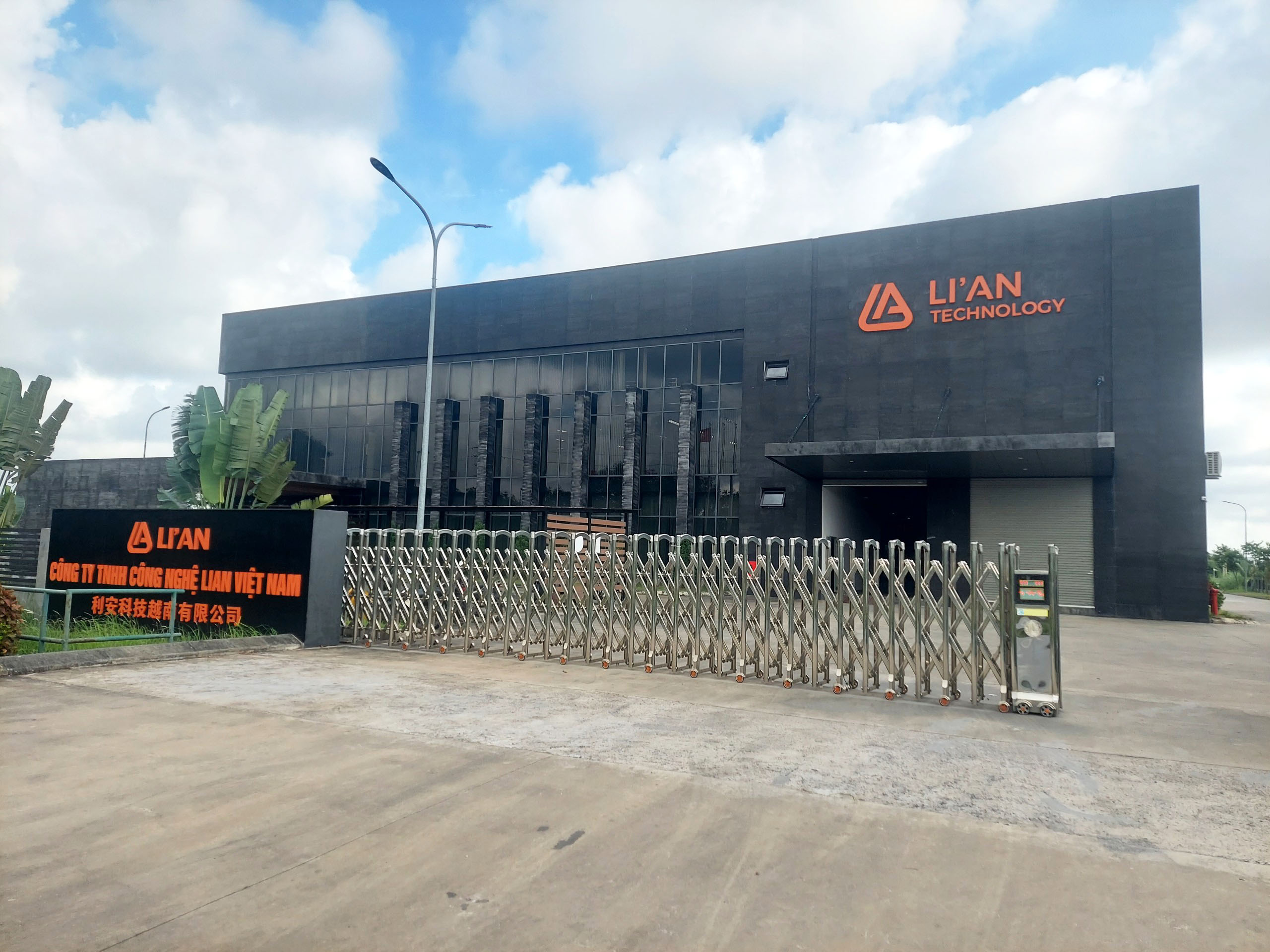 Cover image for LIAN VIỆT NAM