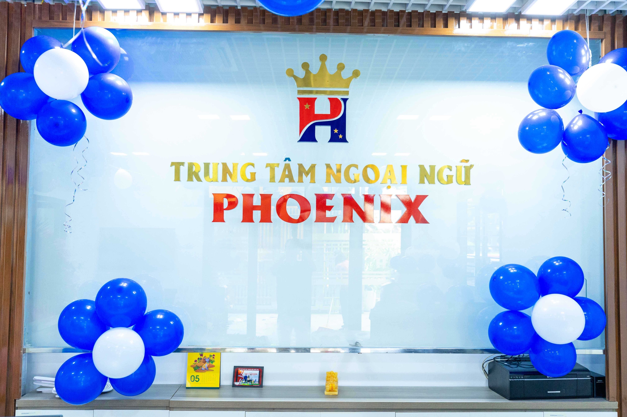 Cover image for Hoàng Gia Hạnh Phúc