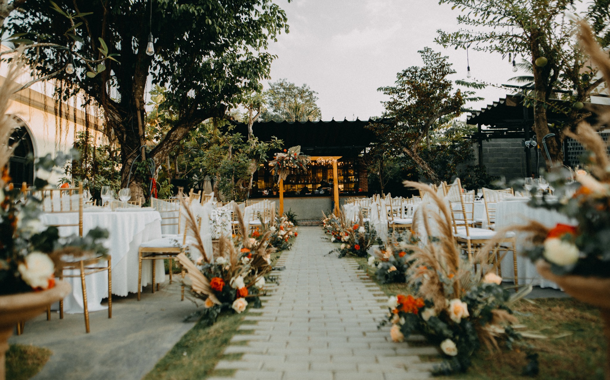 Cover image for Nhà Hàng Paris 1987