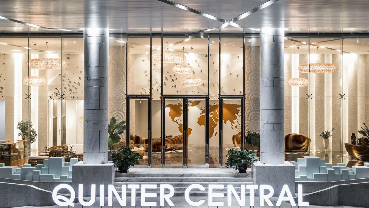 Cover image for QUINTER CENTRAL HOTEL