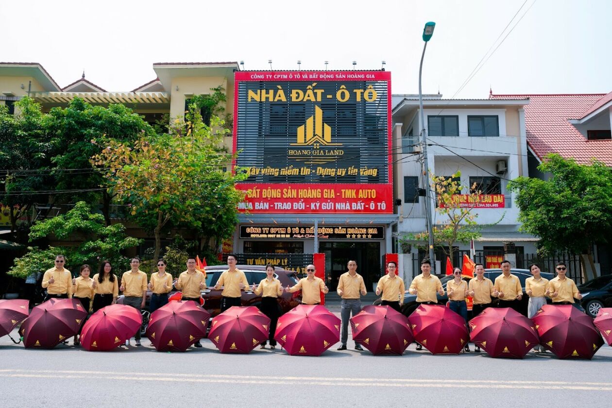 Cover image for Bất Động Sản Hoàng Gia