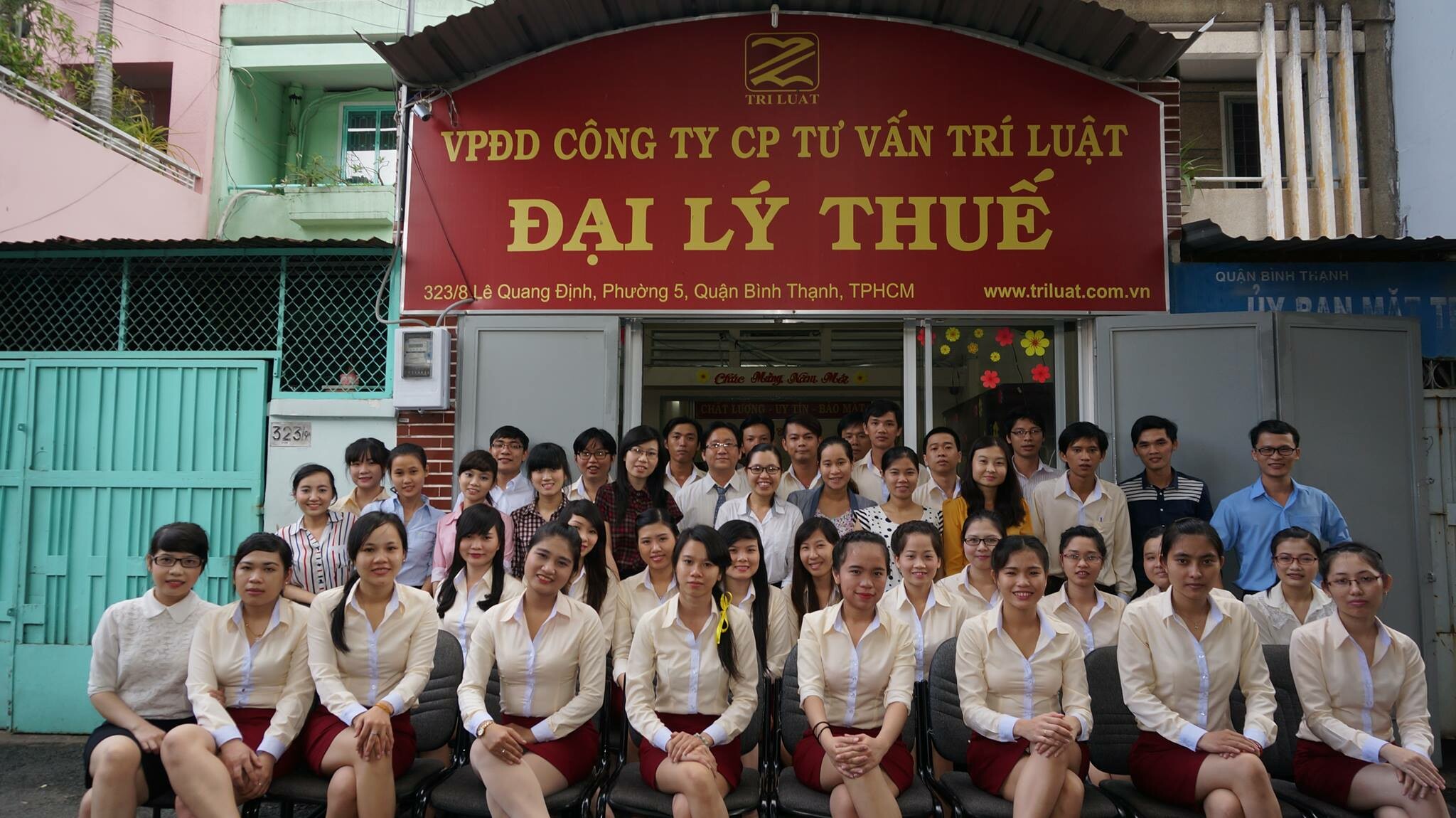 Cover image for TƯ VẤN TRÍ LUẬT