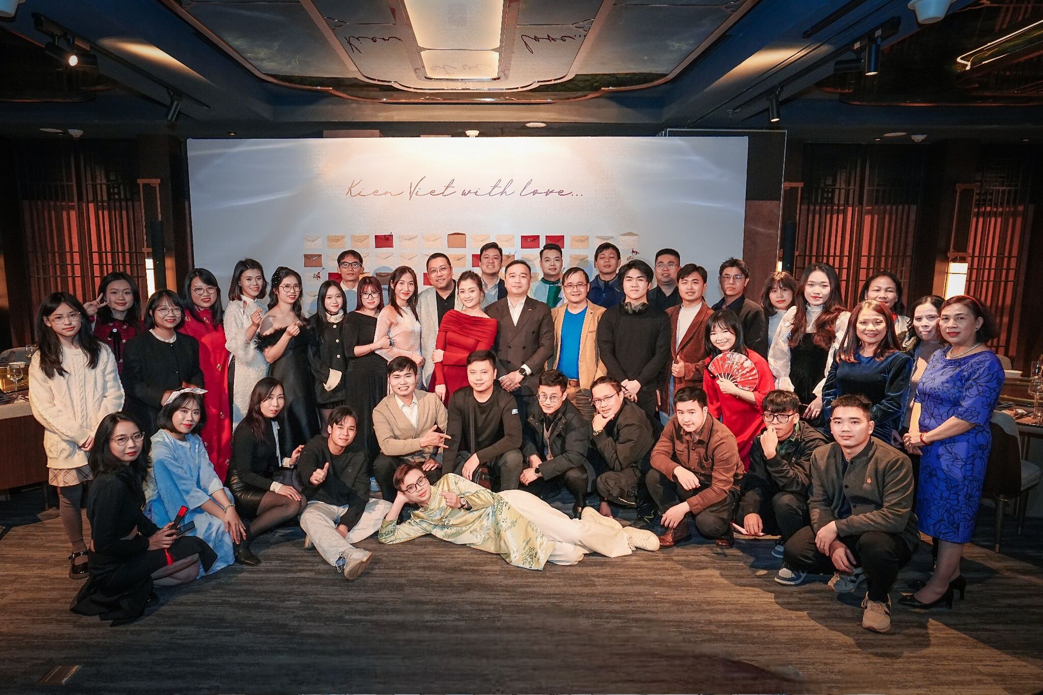 Cover image for THIẾT KẾ & TRUYỀN THÔNG KIẾN VIỆT