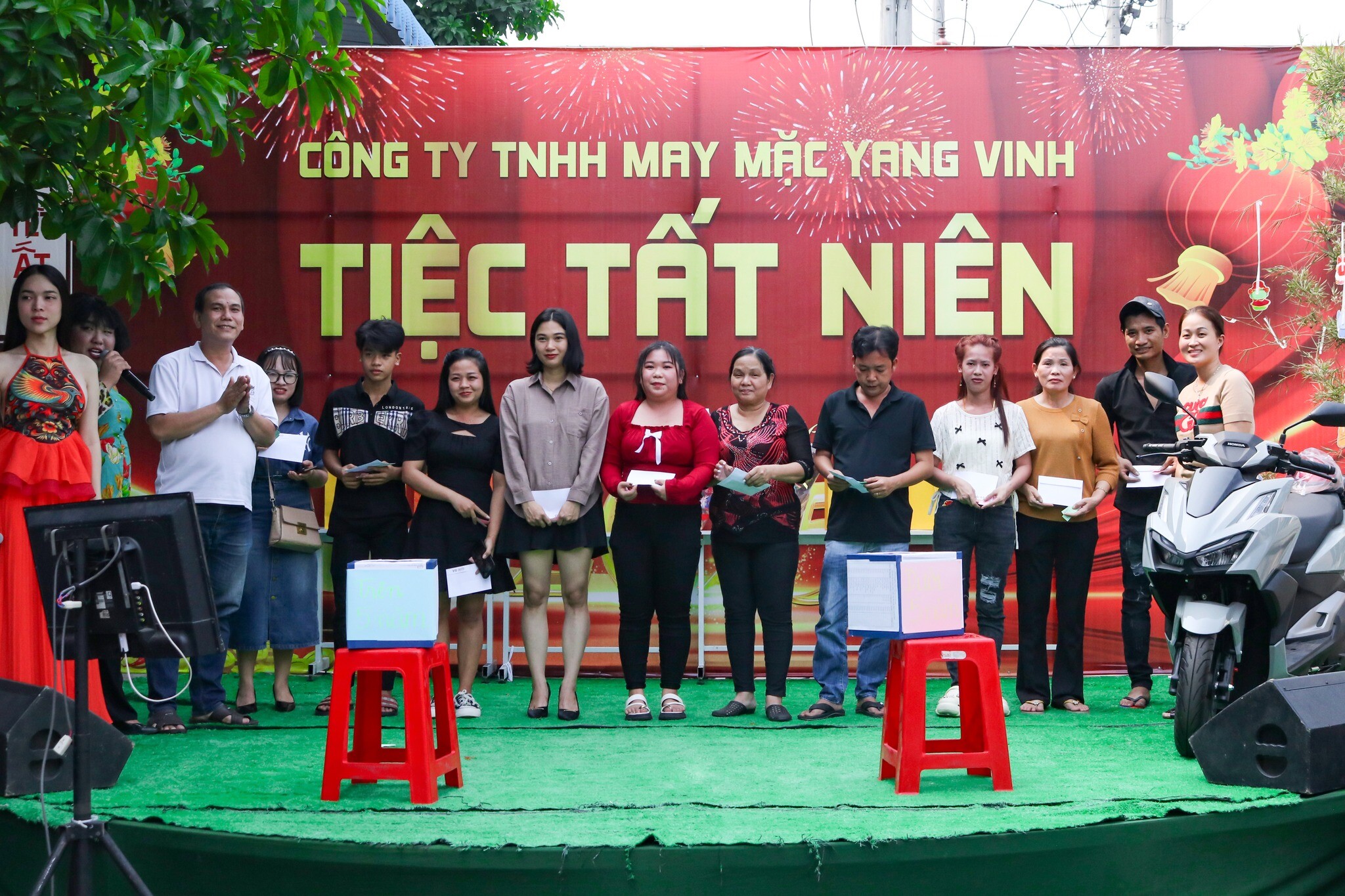 Cover image for MAY MAC YANG VINH