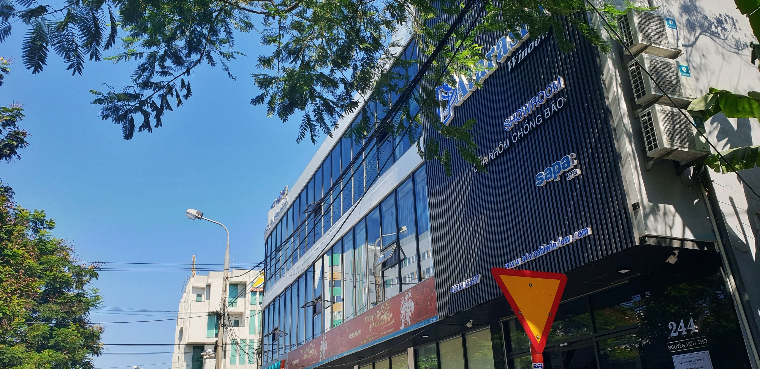 Cover image for NHÔM KÍNH NAM ÂN