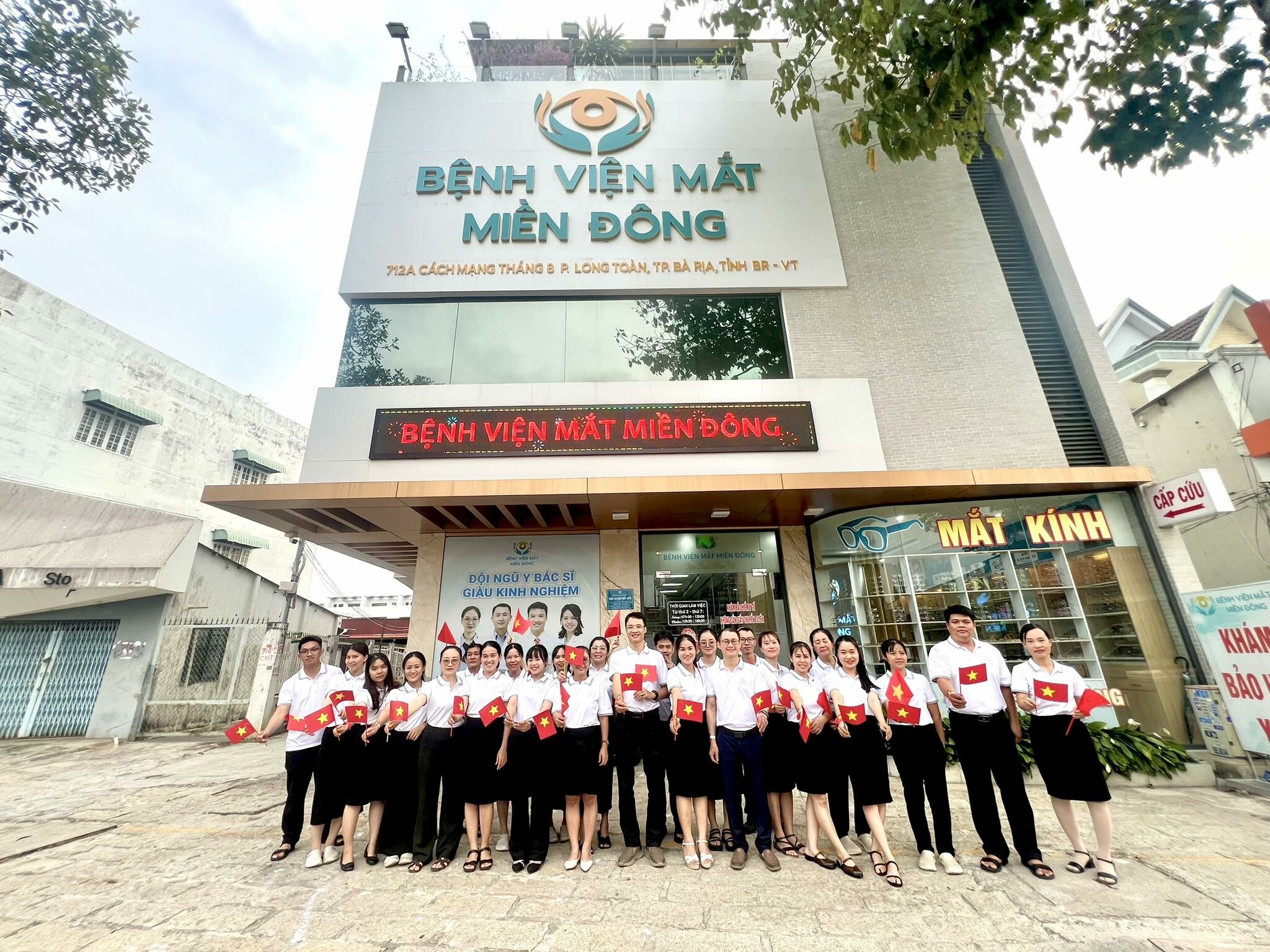 Cover image for BỆNH VIỆN MẮT MIỀN ĐÔNG