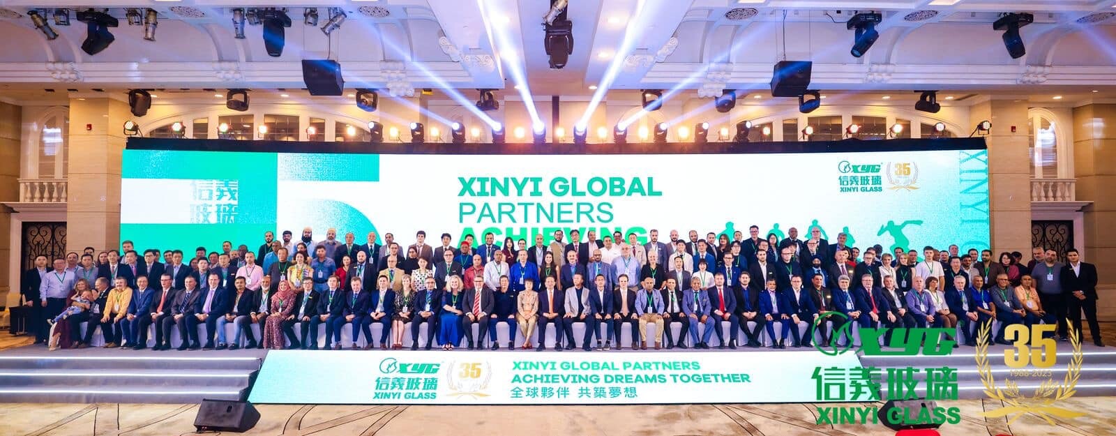 Cover image for Kính Ô Tô Hoàng Minh Long