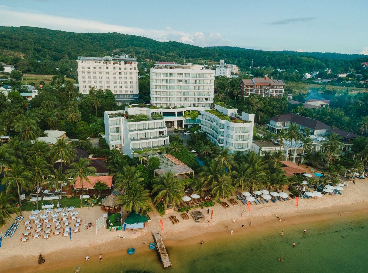 Cover image for Một Thành Viên Hoàng Hôn Biển (Sunset Beach Resort & Spa)