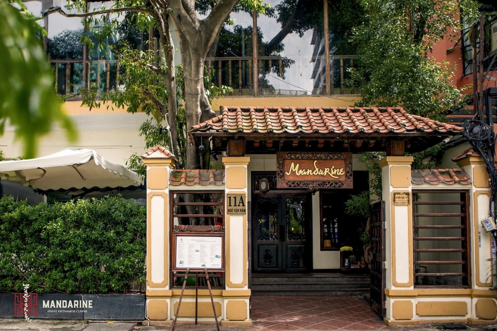 Cover image for NHÀ HÀNG LINH QUÂN