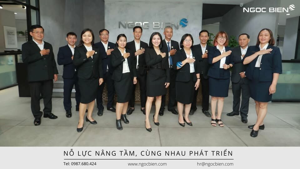 Cover image for Sắt Thép Ngọc Biển