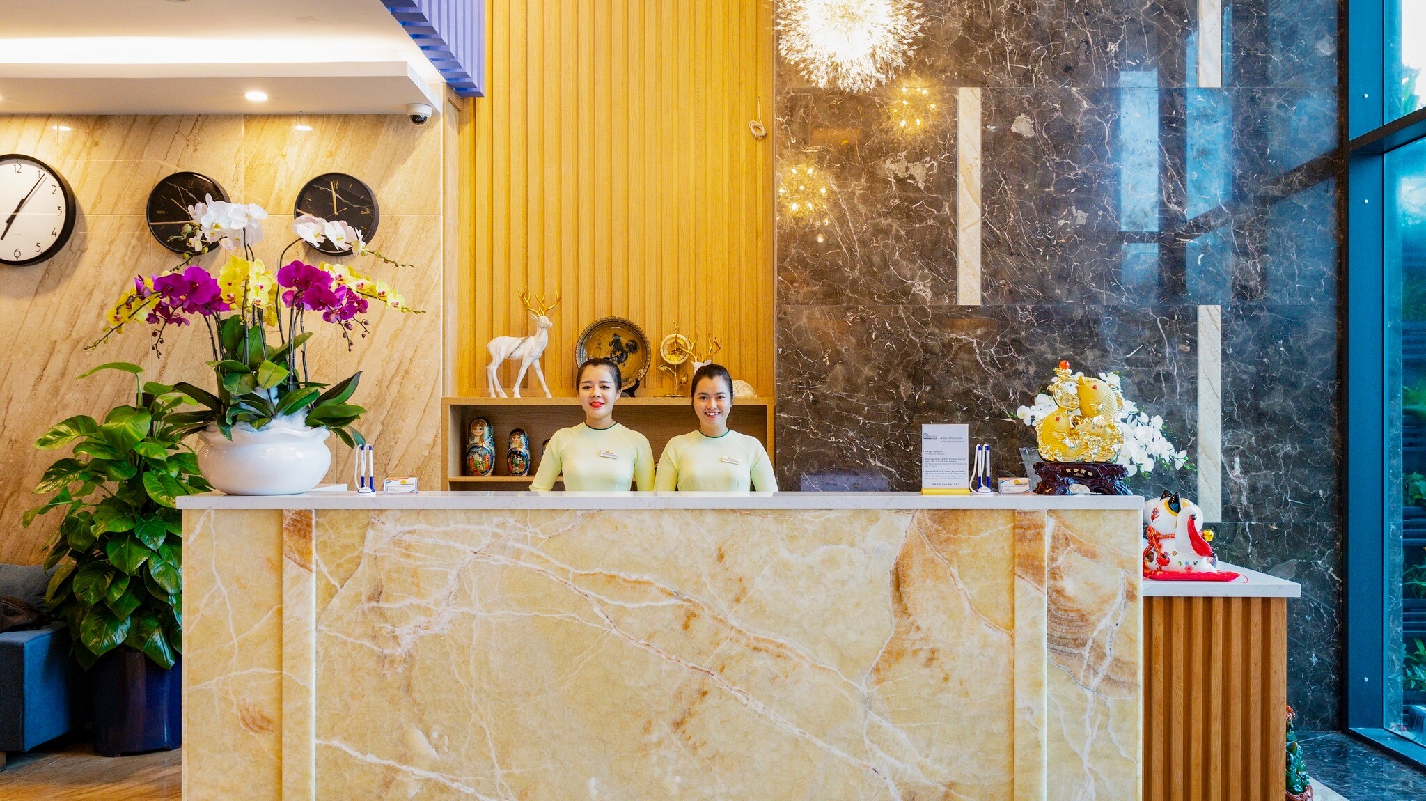 Cover image for Lucky Sun hotel