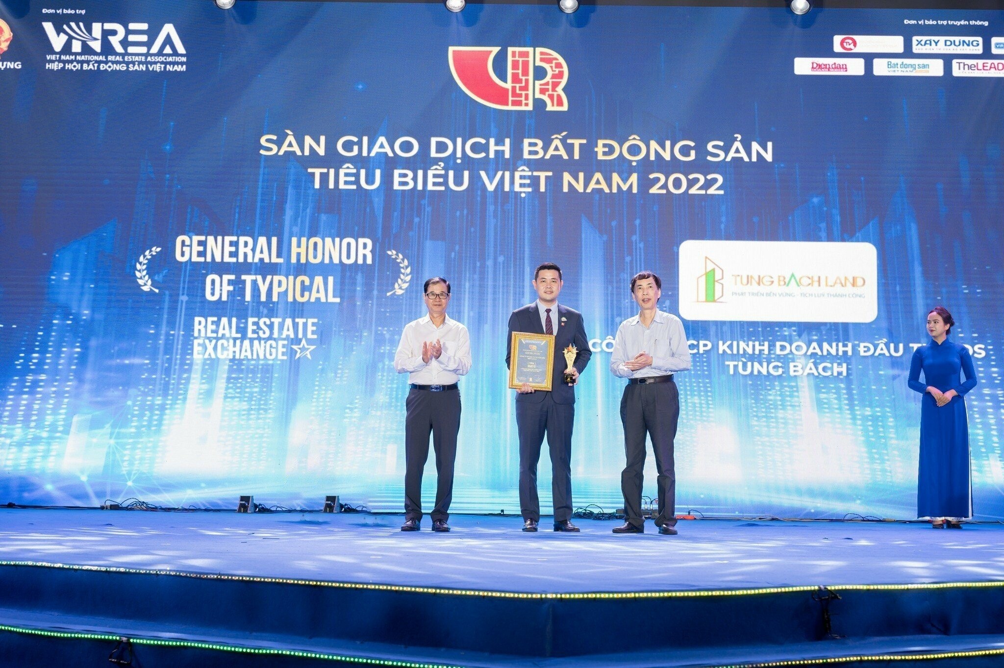 Cover image for Bất Động Sản Tùng Bách