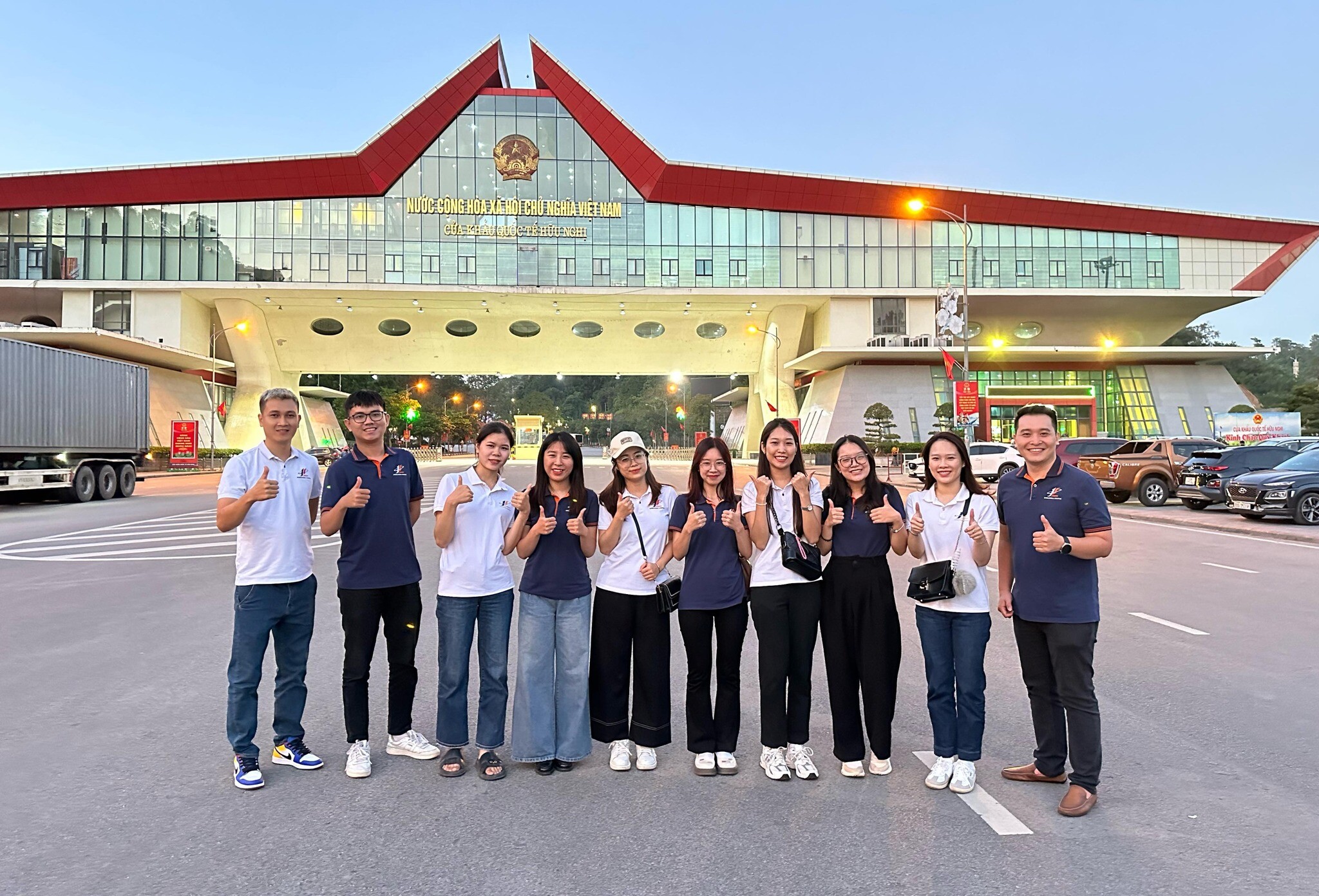 Cover image for TIẾP VẬN QUỐC TẾ JING HOI