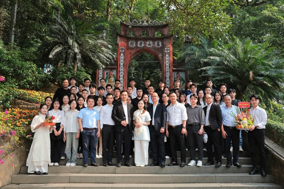 Cover image for TẬP ĐOÀN ĐẤT TỔ