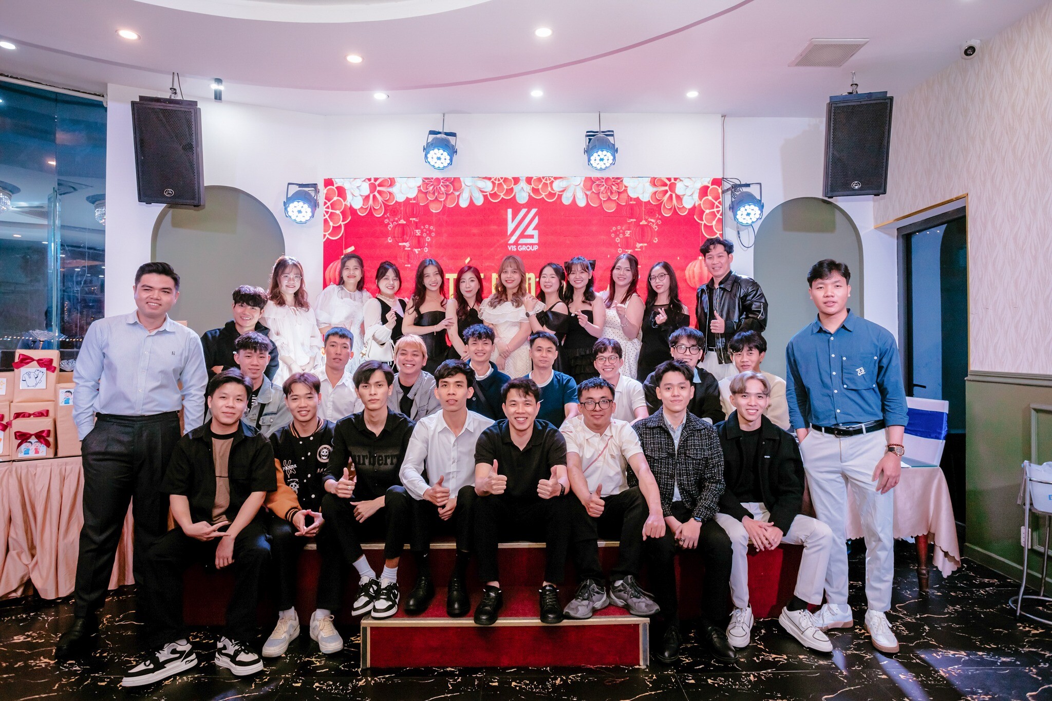 Cover image for VIS GROUP