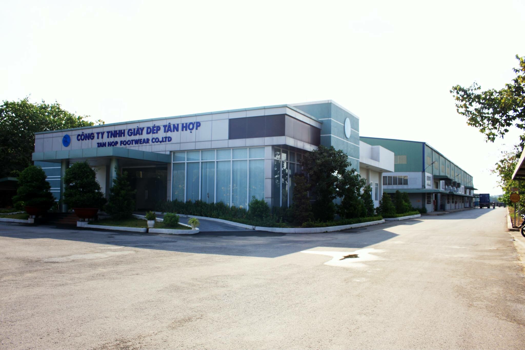 Cover image for Giày Dép Tân Hợp