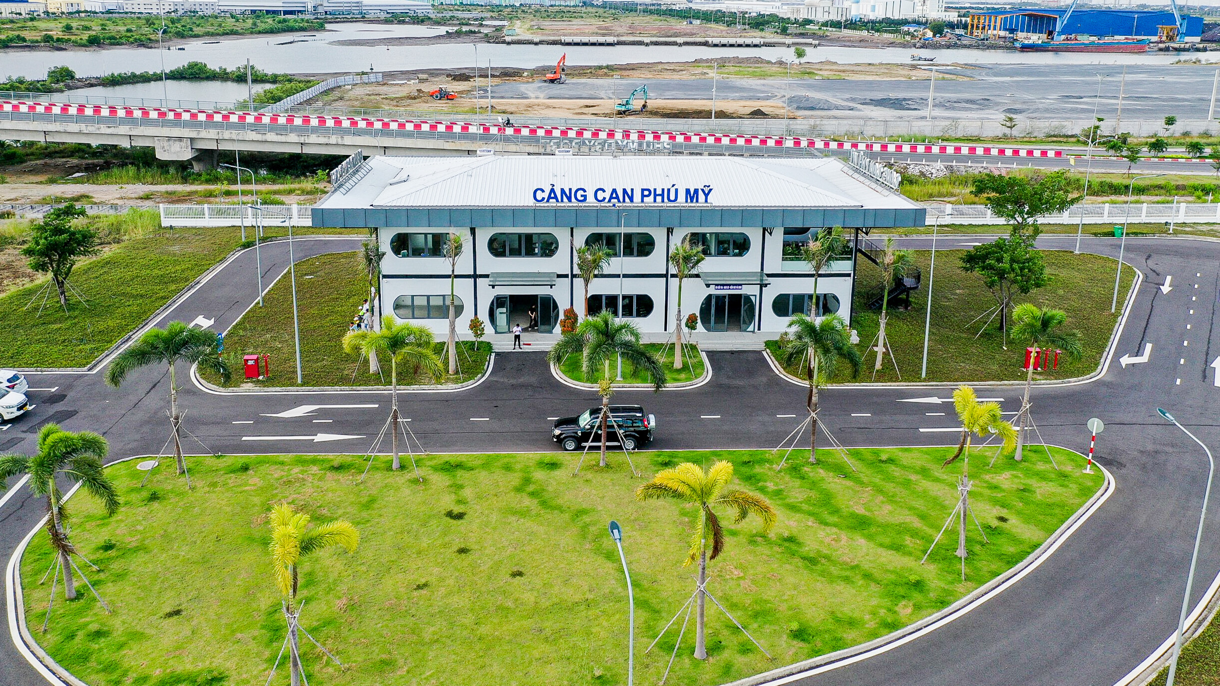 Cover image for LOGISTICS MEDLOG PHÚ MỸ ICD