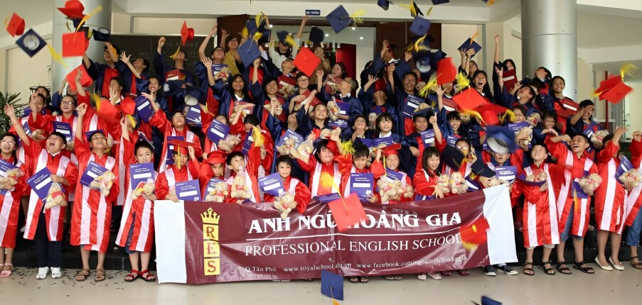 Review Trung tâm Anh ngữ Hoàng Gia: Học phí tiết kiệm, chất lượng quốc tế (2025)