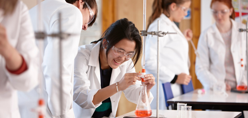 TOP 8 khóa học Hóa học trực tuyến được học sinh ưa chuộng