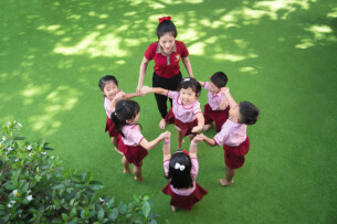 Yếu tố nào ảnh hưởng tới khả năng cân bằng cảm xúc của giáo viên mầm non?