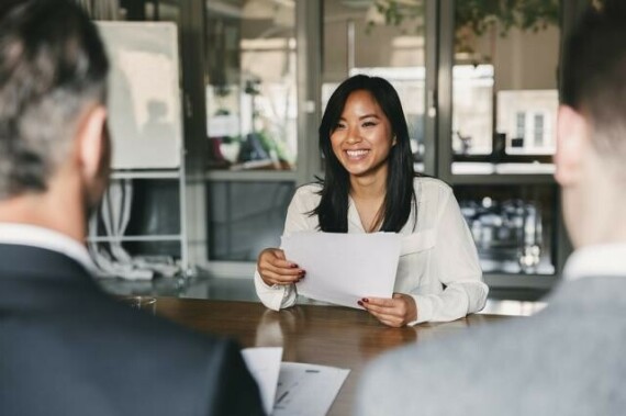 Cách giới thiệu bản thân gây ấn tượng với nhà tuyển dụng khi phỏng vấn |  CareerBuilder.vn